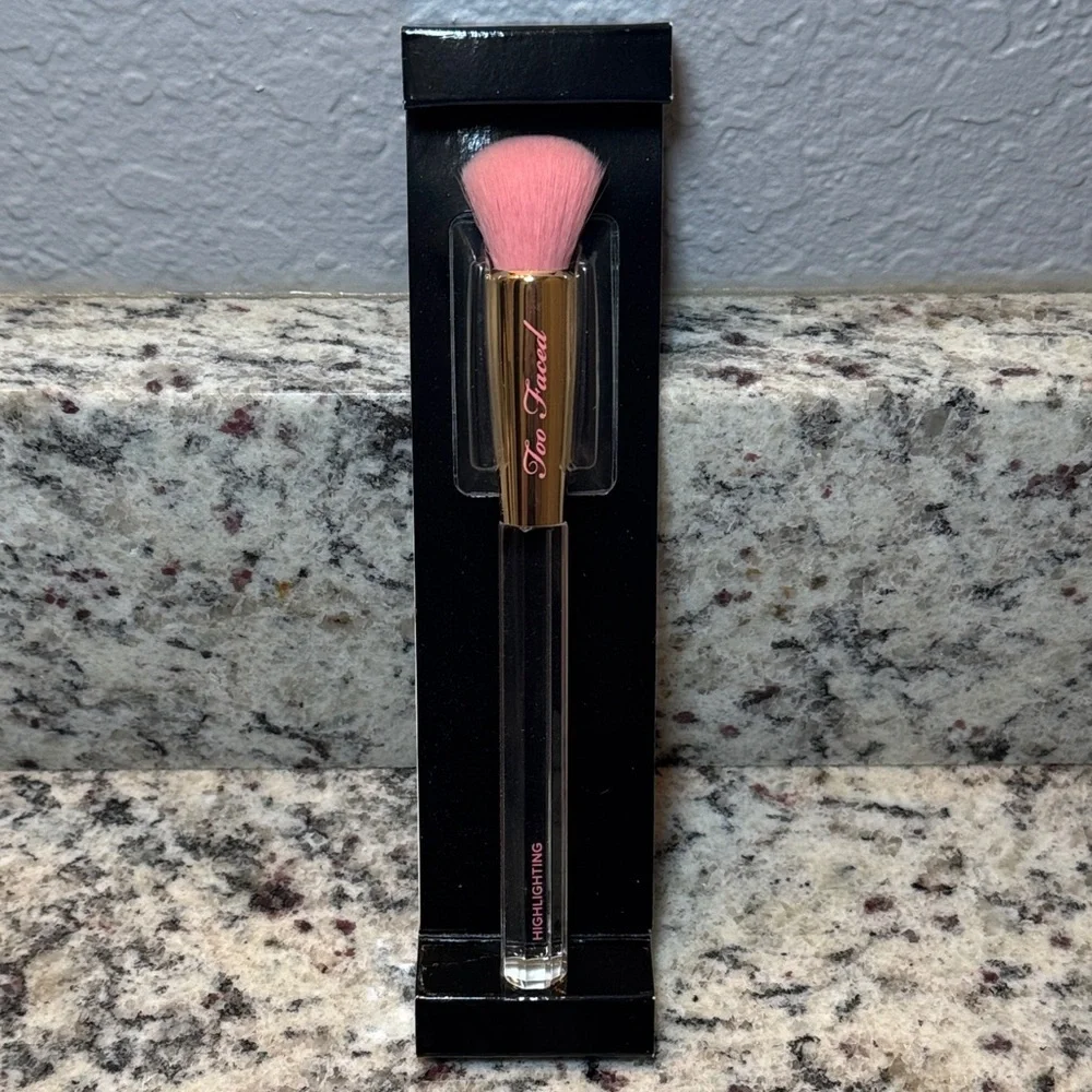 Too Faced Diamond Light Brush - Highlighting